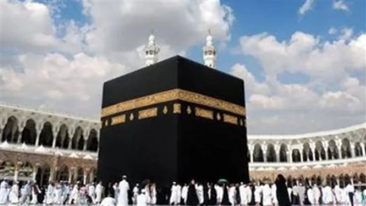 مقارنة الأسعار.. فروق تكاليف الحج السياحي والجمعيات الأهلية شاملة تذاكر الطيران للعام 2026